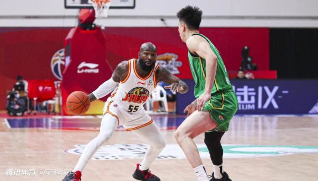 在对法兰克福的比赛中，他在无人阻拦的情况下带球奔跑都能趟得太大，这就是球队被进第四球的原因。